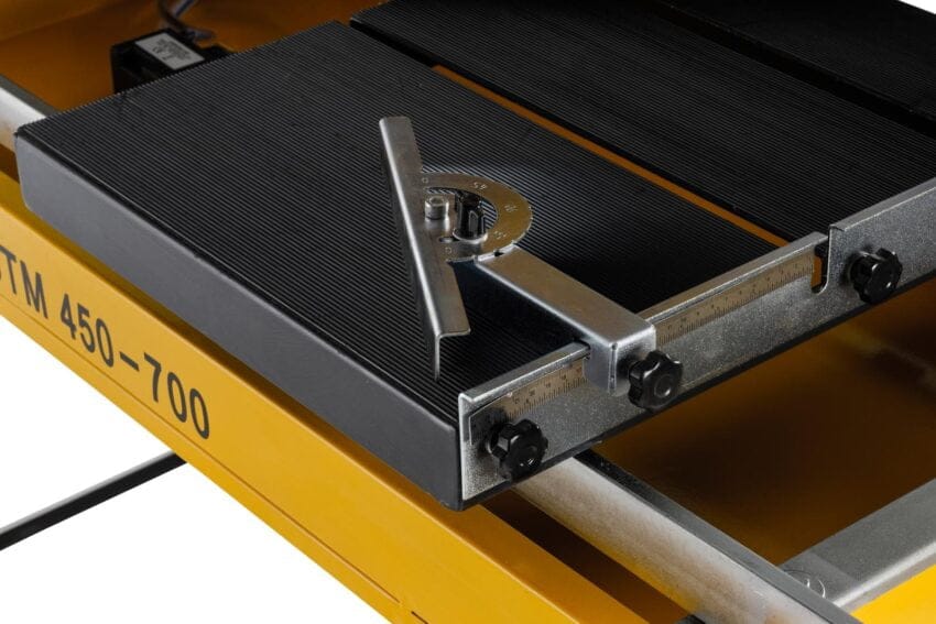 STM450700 electric masonry saw close up of guide