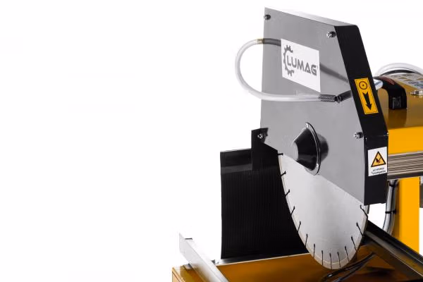 STM450700 electric masonry saw close up of blade